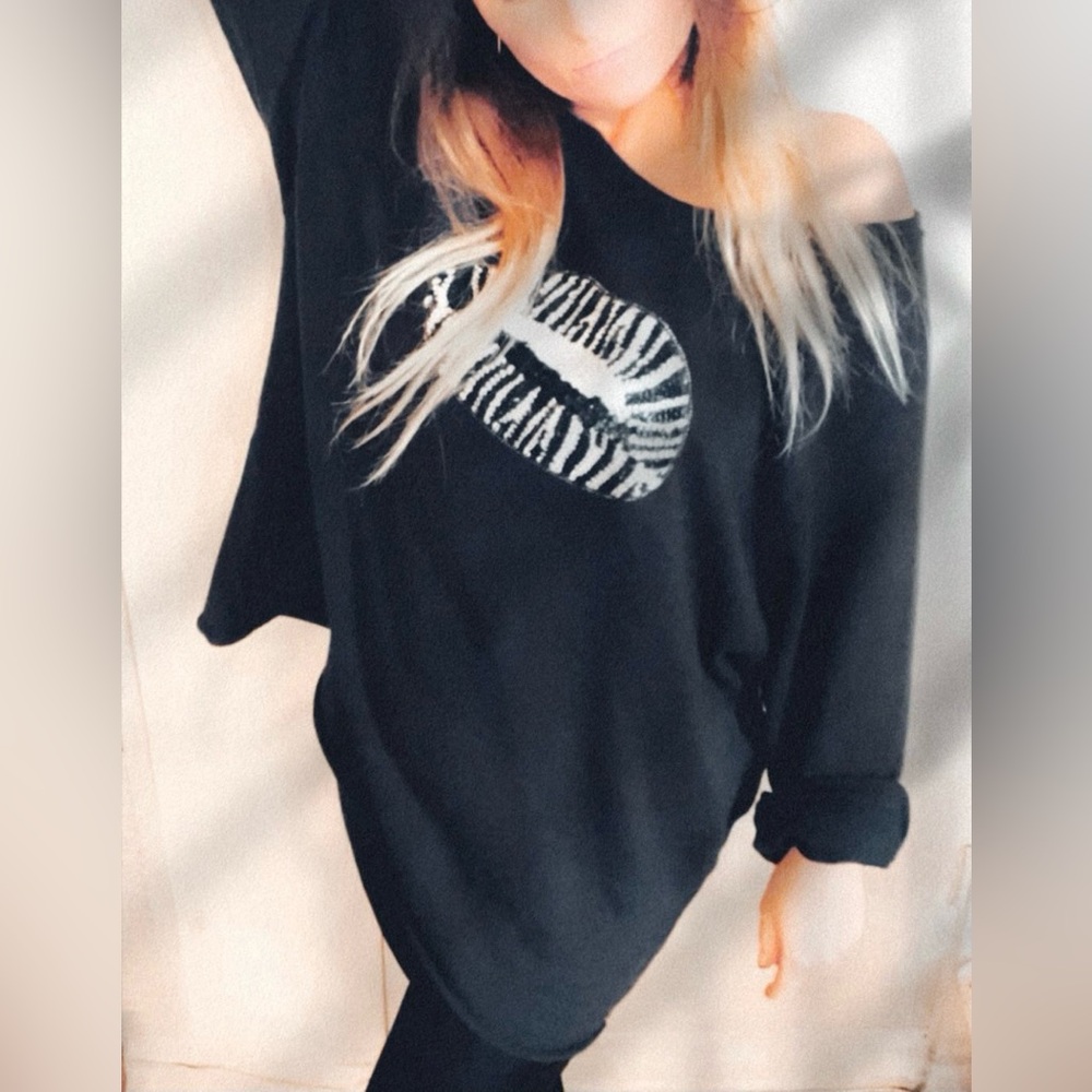Rock ‘n Karma long sweater. One size. Black.